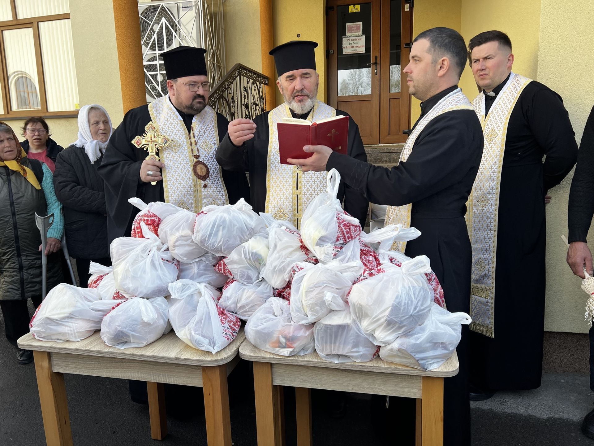Пасхальні пакунки для потребуючих!