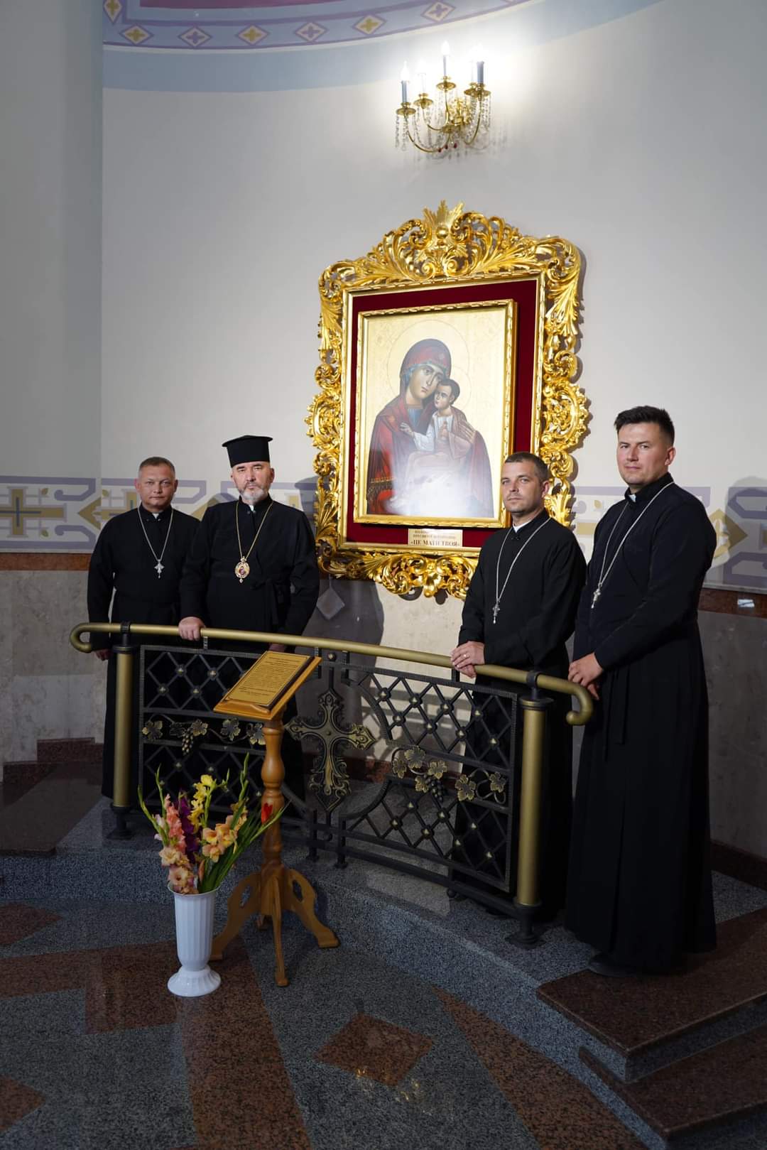 Вітаємо вдома владику!
