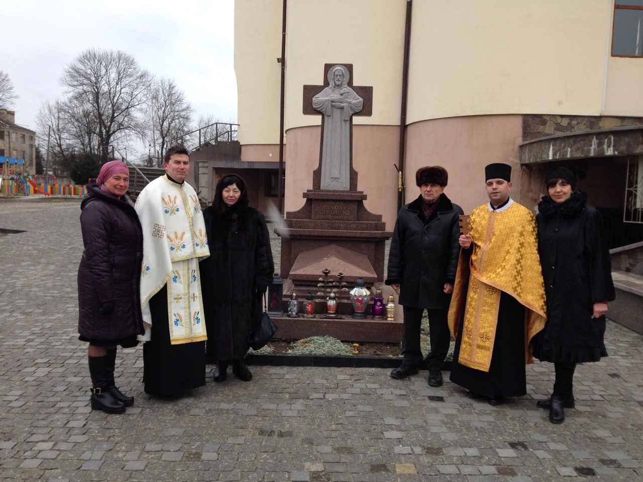 Панахида біля могили владики Миколая 