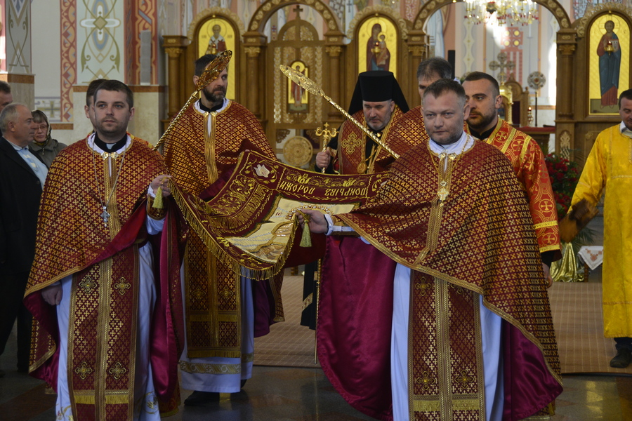Виніс Плащаниці у головному храмі єпархії