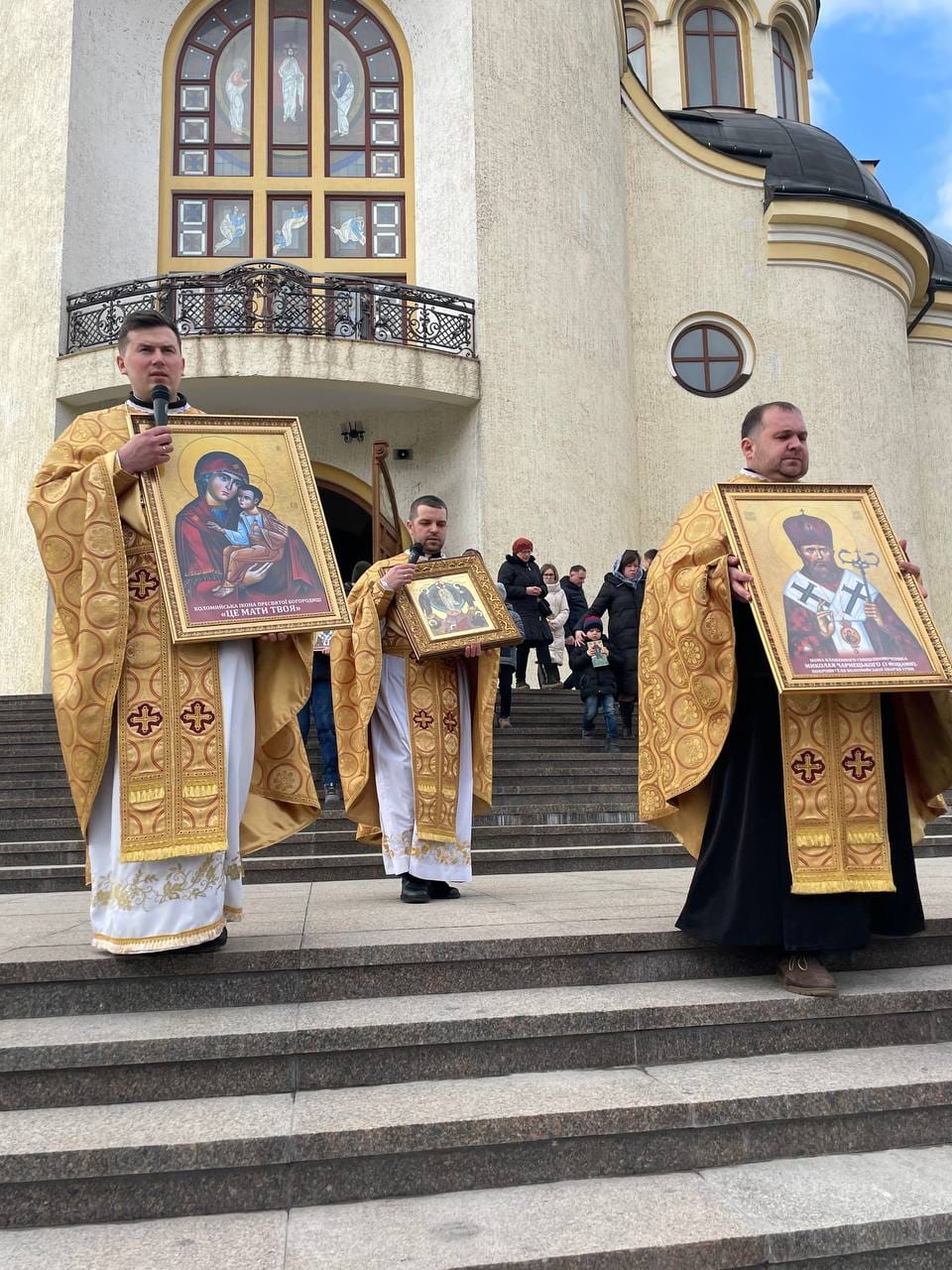 Поклоніння святим іконам у неділю Православ"я