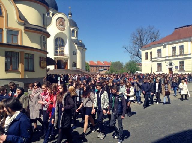 Хресна дорога за участі молоді 