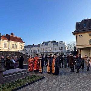 Панахида біля могили владики Миколая!