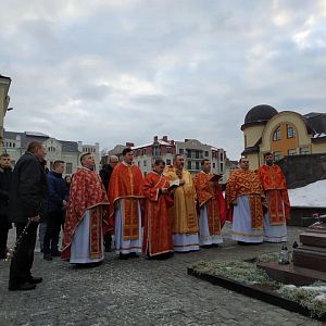 Молитва біля могили владики Павла Василика