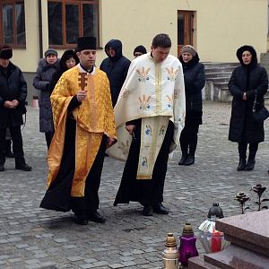 Панахида біля могили владики Миколая 