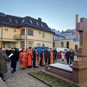 Панахида біля могили владики Миколая!
