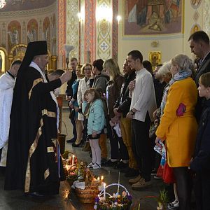 Владика Василій звершив богослужіння Великої Суботи та освятив паску