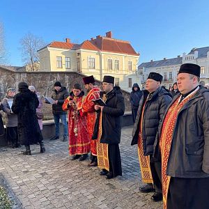 Панахида біля могили владики Миколая!