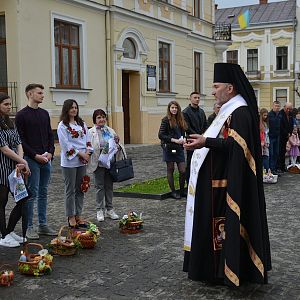 Владика Василій звершив богослужіння Великої Суботи та освятив паску