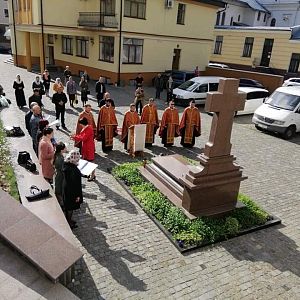 Поминальна Свята Літургія і панахида біля гробу архиєрея Миколая
