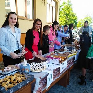 Благодійний ярмарок на день матері