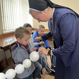 Мільйони дітей моляться разом!