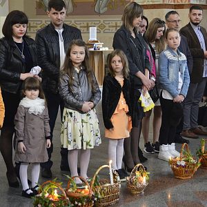 Владика Василій звершив богослужіння Великої Суботи та освятив паску