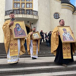 Поклоніння святим іконам у неділю Православ"я