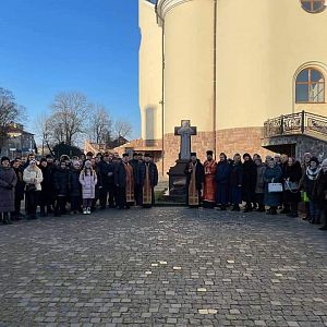 Панахида біля могили владики Миколая!