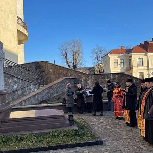 Панахида біля могили владики Миколая!