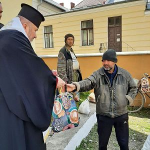 Владика Василій освятив Паски для потребуючих