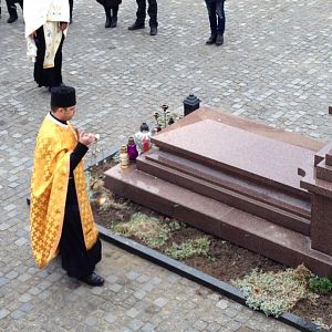 Панахида біля могили владики Миколая 