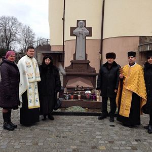 Панахида біля могили владики Миколая 
